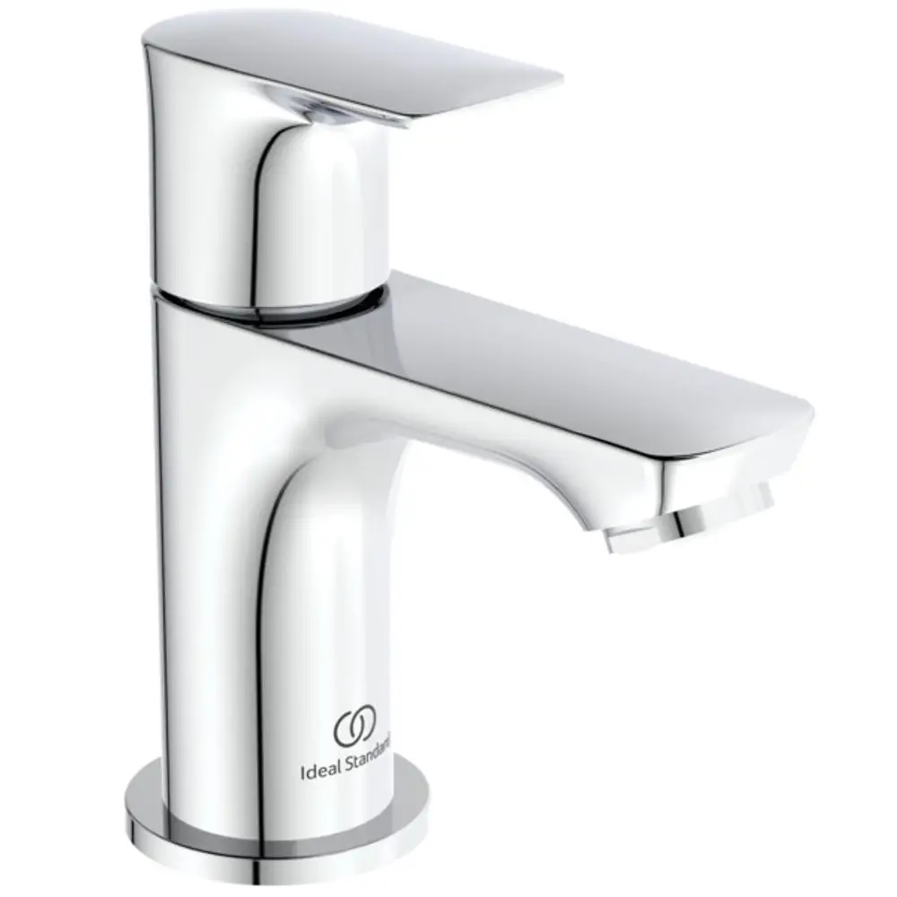 Chromfarbener Wasserhahn von Ideal Standard mit flacher Bedienfläche und integriertem Auslauf, auf glatter Oberfläche montiert.